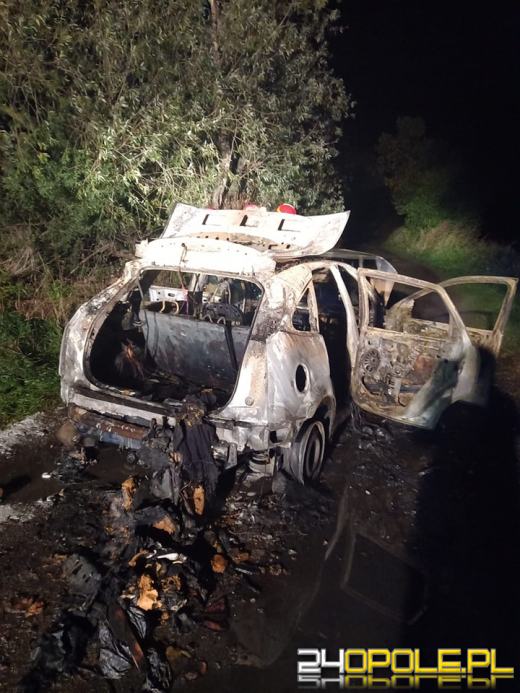 Samochód osobowy doszczętnie spłonął w gminie Pakosławice