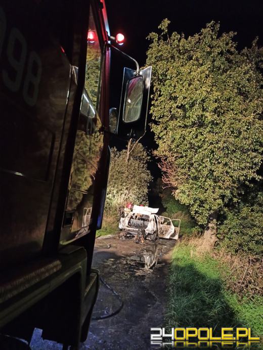 Samochód osobowy doszczętnie spłonął w gminie Pakosławice