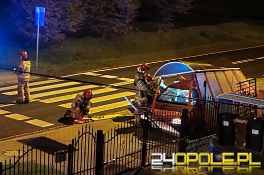 Kierowca zasnął za kierownicą i staranował przystanek