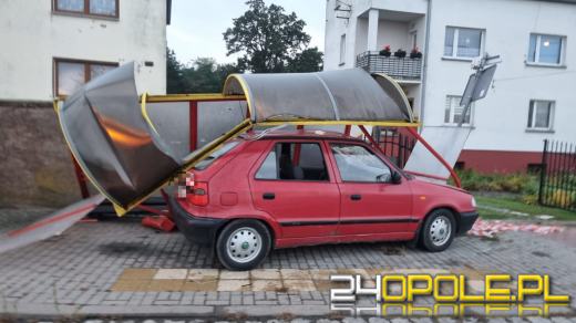 Kierowca zasnął za kierownicą i staranował przystanek