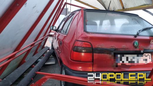 Kierowca zasnął za kierownicą i staranował przystanek