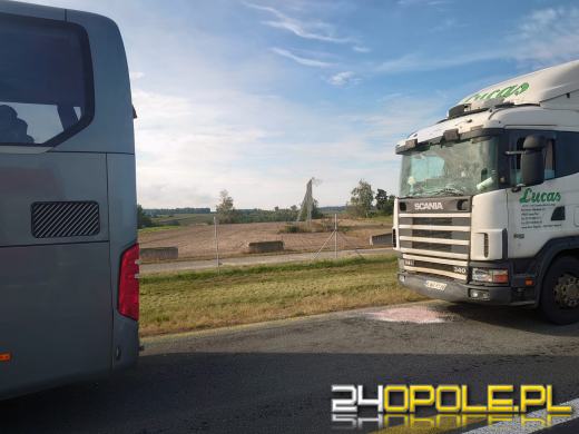 Autobus przewożący dzieci zderzył się z ciężarówką na A4  