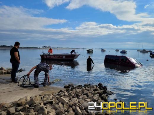 Zostawił busa "na luzie". Samochód z jeziora wyciągał WOPR