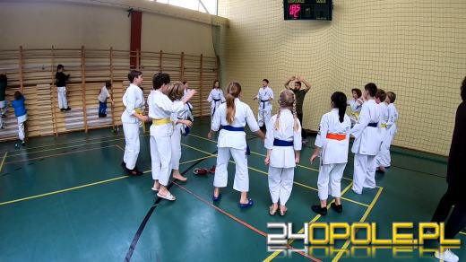 Karatecy prezentowali swoje umiejętności na hali sportowej w Chrząstowicach