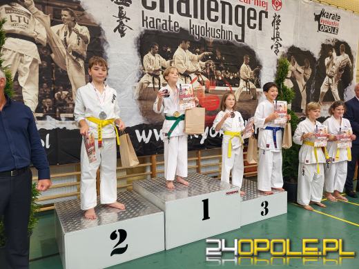 Karatecy prezentowali swoje umiejętności na hali sportowej w Chrząstowicach