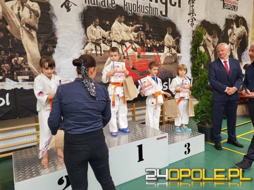 Karatecy prezentowali swoje umiejętności na hali sportowej w Chrząstowicach