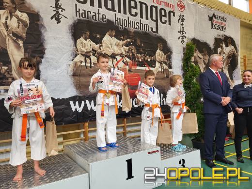 Karatecy prezentowali swoje umiejętności na hali sportowej w Chrząstowicach