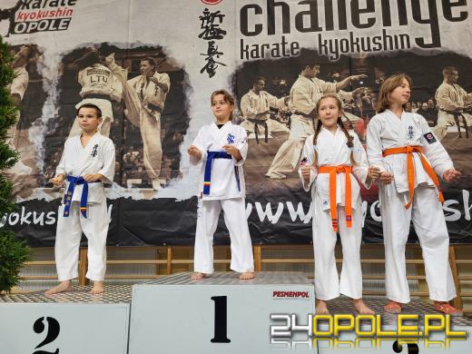 Karatecy prezentowali swoje umiejętności na hali sportowej w Chrząstowicach