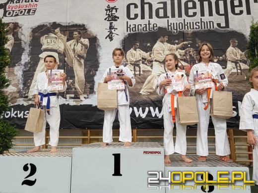 Karatecy prezentowali swoje umiejętności na hali sportowej w Chrząstowicach