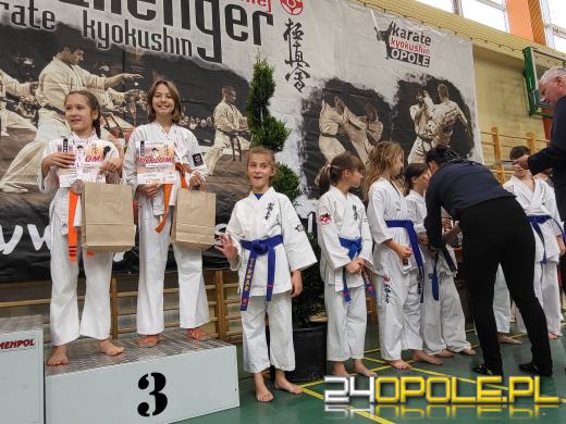 Karatecy prezentowali swoje umiejętności na hali sportowej w Chrząstowicach