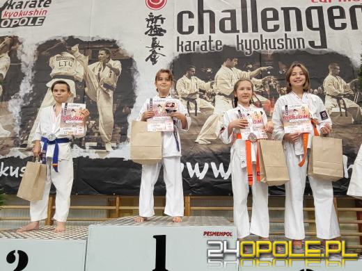 Karatecy prezentowali swoje umiejętności na hali sportowej w Chrząstowicach