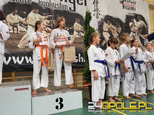 Karatecy prezentowali swoje umiejętności na hali sportowej w Chrząstowicach