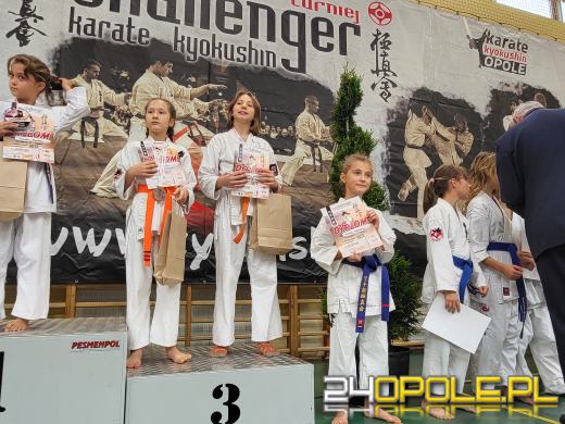 Karatecy prezentowali swoje umiejętności na hali sportowej w Chrząstowicach