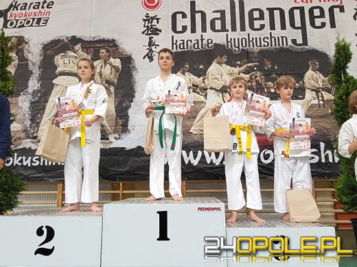 Karatecy prezentowali swoje umiejętności na hali sportowej w Chrząstowicach