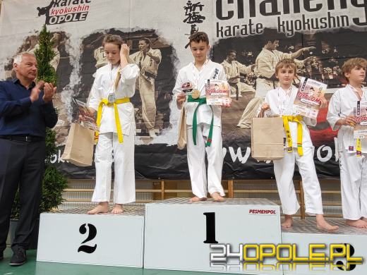 Karatecy prezentowali swoje umiejętności na hali sportowej w Chrząstowicach