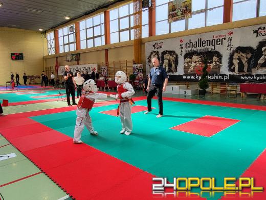 Karatecy prezentowali swoje umiejętności na hali sportowej w Chrząstowicach