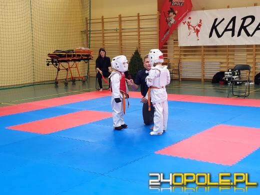 Karatecy prezentowali swoje umiejętności na hali sportowej w Chrząstowicach