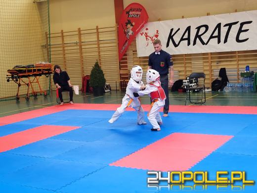 Karatecy prezentowali swoje umiejętności na hali sportowej w Chrząstowicach