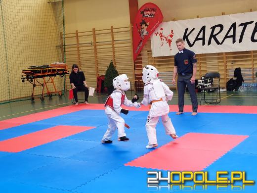 Karatecy prezentowali swoje umiejętności na hali sportowej w Chrząstowicach
