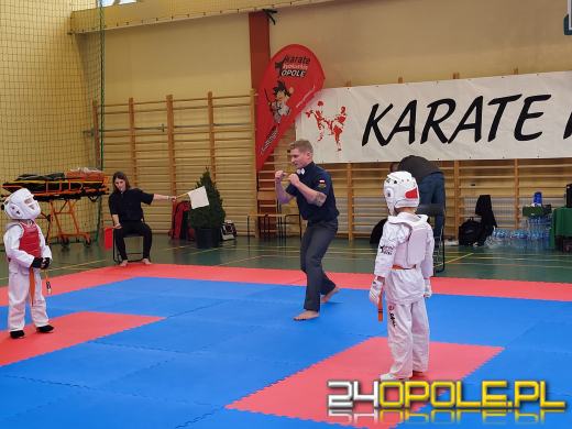 Karatecy prezentowali swoje umiejętności na hali sportowej w Chrząstowicach