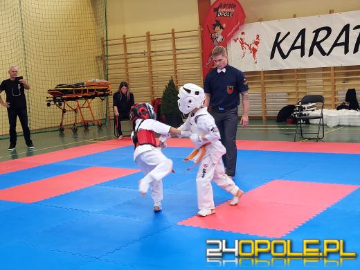 Karatecy prezentowali swoje umiejętności na hali sportowej w Chrząstowicach