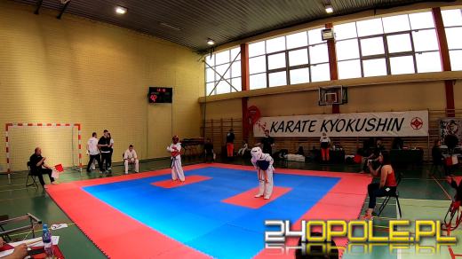 Karatecy prezentowali swoje umiejętności na hali sportowej w Chrząstowicach