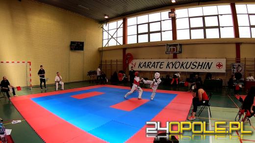 Karatecy prezentowali swoje umiejętności na hali sportowej w Chrząstowicach