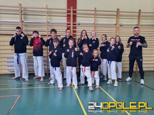 Karatecy prezentowali swoje umiejętności na hali sportowej w Chrząstowicach