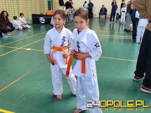 Karatecy prezentowali swoje umiejętności na hali sportowej w Chrząstowicach