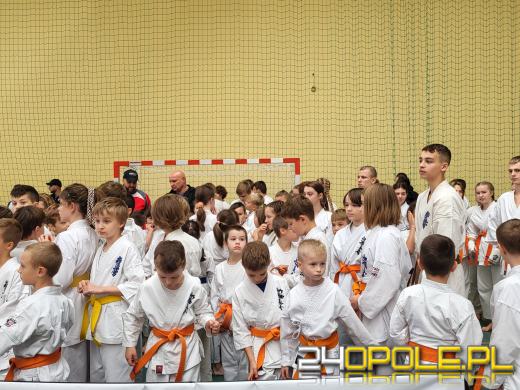 Karatecy prezentowali swoje umiejętności na hali sportowej w Chrząstowicach