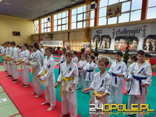 Karatecy prezentowali swoje umiejętności na hali sportowej w Chrząstowicach