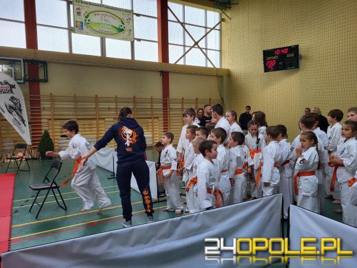 Karatecy prezentowali swoje umiejętności na hali sportowej w Chrząstowicach