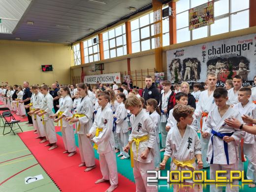 Karatecy prezentowali swoje umiejętności na hali sportowej w Chrząstowicach