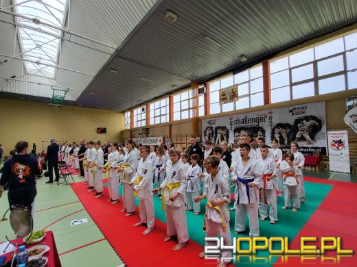 Karatecy prezentowali swoje umiejętności na hali sportowej w Chrząstowicach