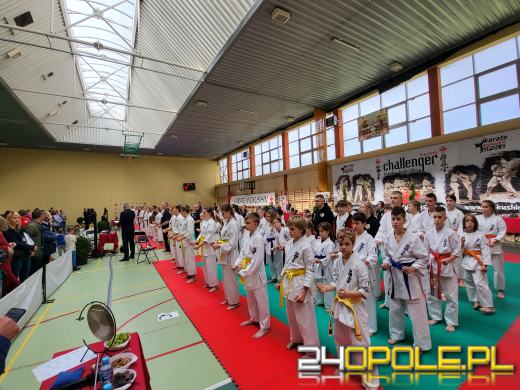 Karatecy prezentowali swoje umiejętności na hali sportowej w Chrząstowicach