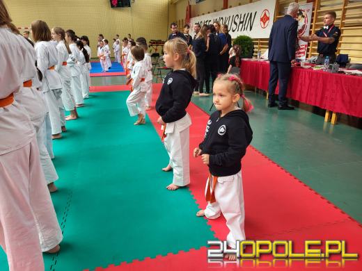 Karatecy prezentowali swoje umiejętności na hali sportowej w Chrząstowicach