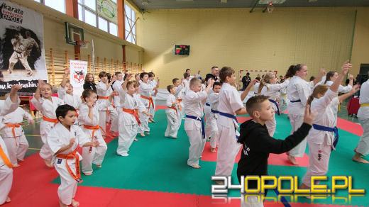 Karatecy prezentowali swoje umiejętności na hali sportowej w Chrząstowicach