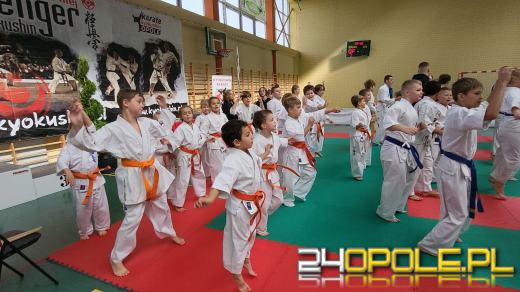 Karatecy prezentowali swoje umiejętności na hali sportowej w Chrząstowicach