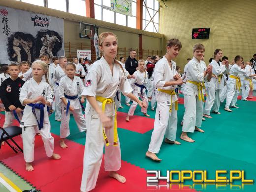 Karatecy prezentowali swoje umiejętności na hali sportowej w Chrząstowicach