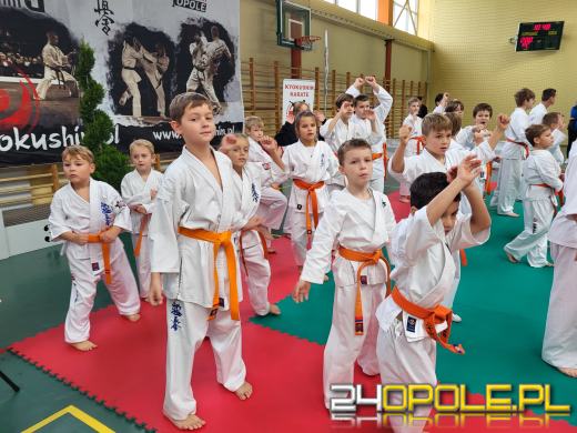 Karatecy prezentowali swoje umiejętności na hali sportowej w Chrząstowicach