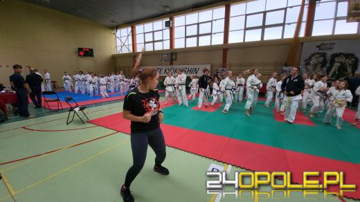 Karatecy prezentowali swoje umiejętności na hali sportowej w Chrząstowicach