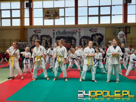 Karatecy prezentowali swoje umiejętności na hali sportowej w Chrząstowicach