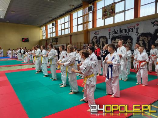 Karatecy prezentowali swoje umiejętności na hali sportowej w Chrząstowicach