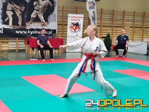Karatecy prezentowali swoje umiejętności na hali sportowej w Chrząstowicach