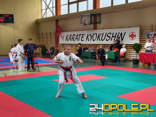 Karatecy prezentowali swoje umiejętności na hali sportowej w Chrząstowicach