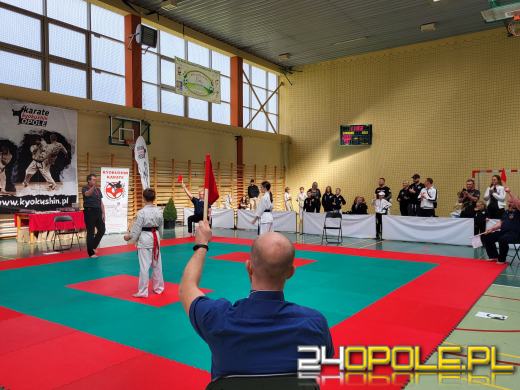 Karatecy prezentowali swoje umiejętności na hali sportowej w Chrząstowicach