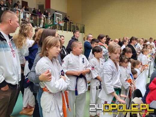 Karatecy prezentowali swoje umiejętności na hali sportowej w Chrząstowicach