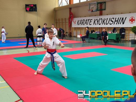 Karatecy prezentowali swoje umiejętności na hali sportowej w Chrząstowicach