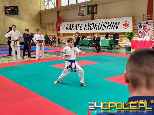 Karatecy prezentowali swoje umiejętności na hali sportowej w Chrząstowicach