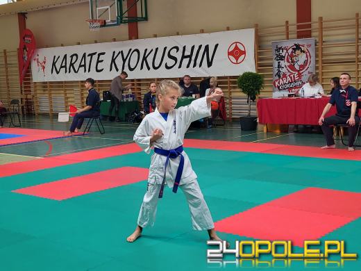 Karatecy prezentowali swoje umiejętności na hali sportowej w Chrząstowicach